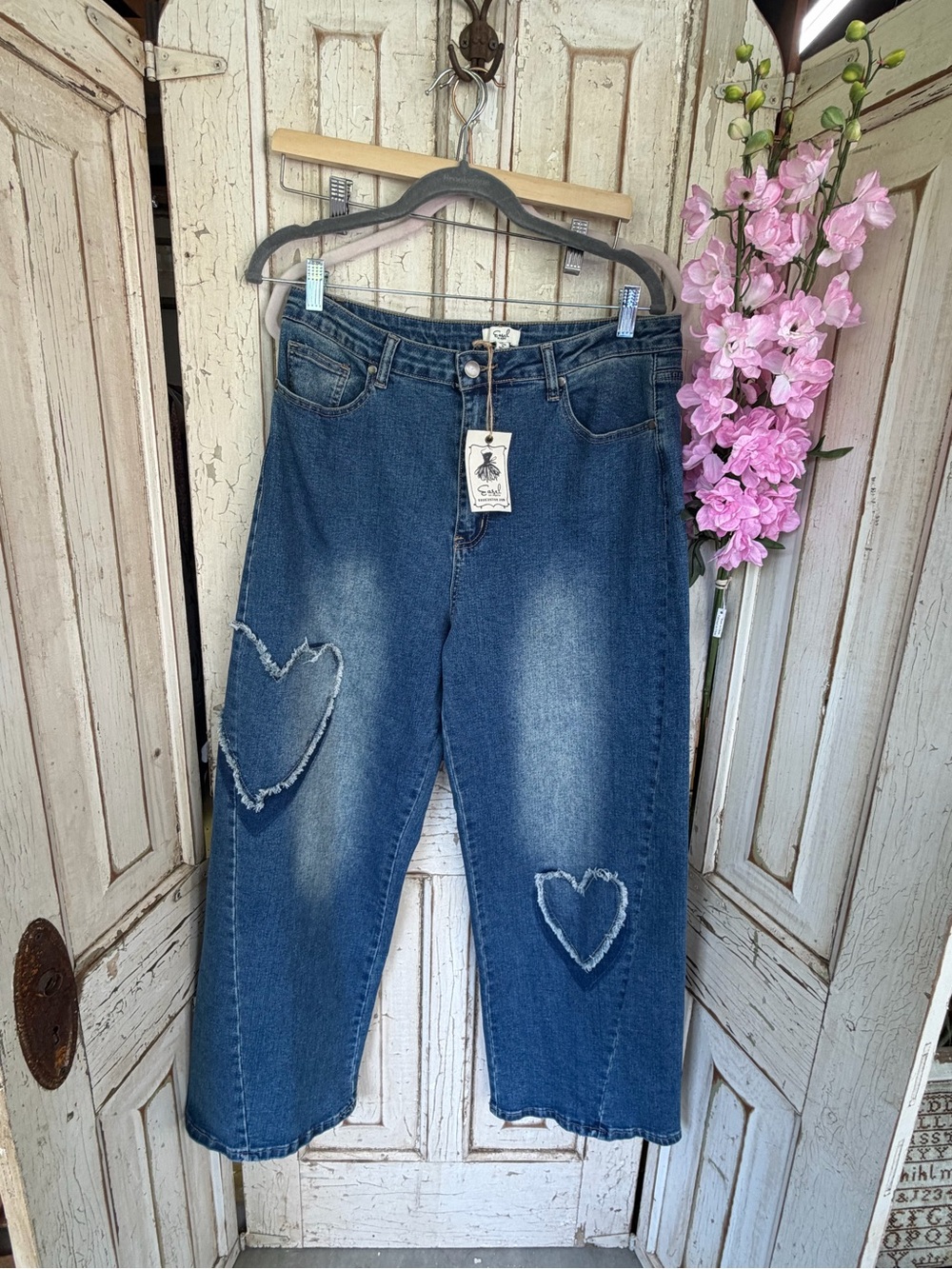 easel Blue Boyfriend Jeans with Distressed Heart Patches nwt large